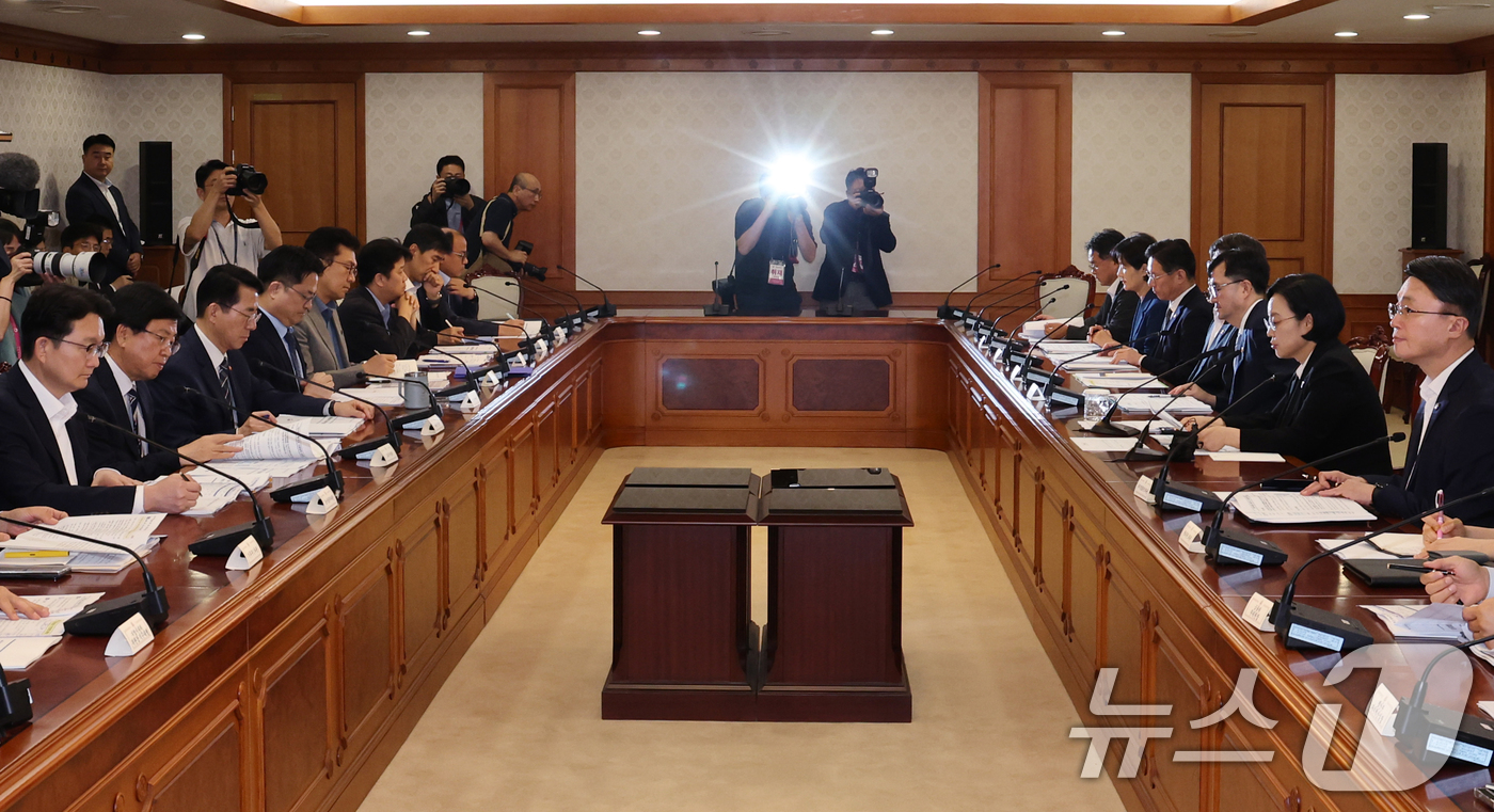 (서울=뉴스1) 이종덕 기자 = 한성숙 국무총리가 1일 서울 종로구 정부서울청사에서 열린 국토대전환 범정부 추진협의회에서 모두발언하고 있다.  2026.9.1/뉴스1