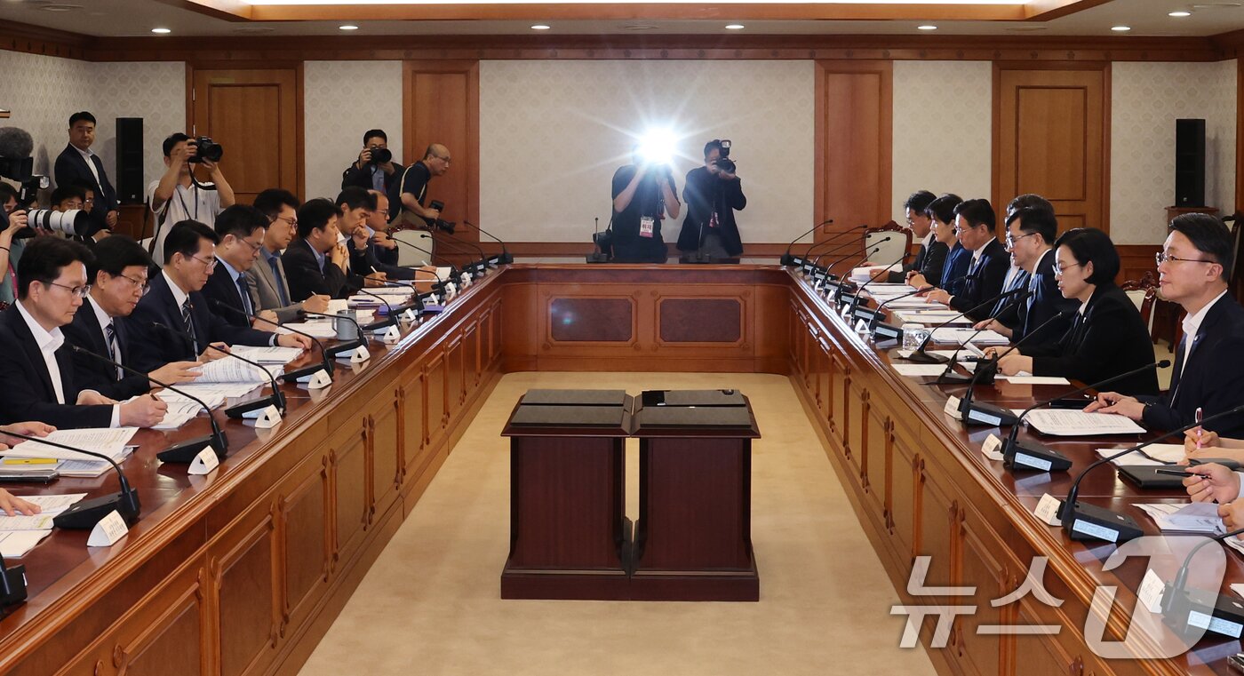 본문 이미지 - 한성숙 국무총리가 1일 서울 종로구 정부서울청사에서 열린 국토대전환 범정부 추진협의회에서 모두발언하고 있다. 2026.9.1 ⓒ 뉴스1 이종덕 기자