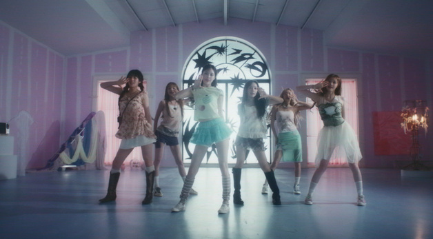 이즈나, 日 신곡 '덤 핫!' MV 티저 공개…설렘 가득 비주얼