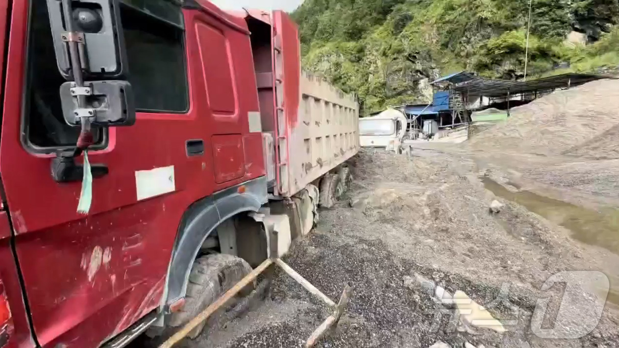 (둔체(네팔)=뉴스1) = 네팔 대규모 홍수로 연락이 두절된 한국인 9명을 수색하기 위해 파견된 정부합동신속대응팀이 1일(현지 시간) 네팔 라수와 어퍼트리슐리(UT-1) 수력발전소 …