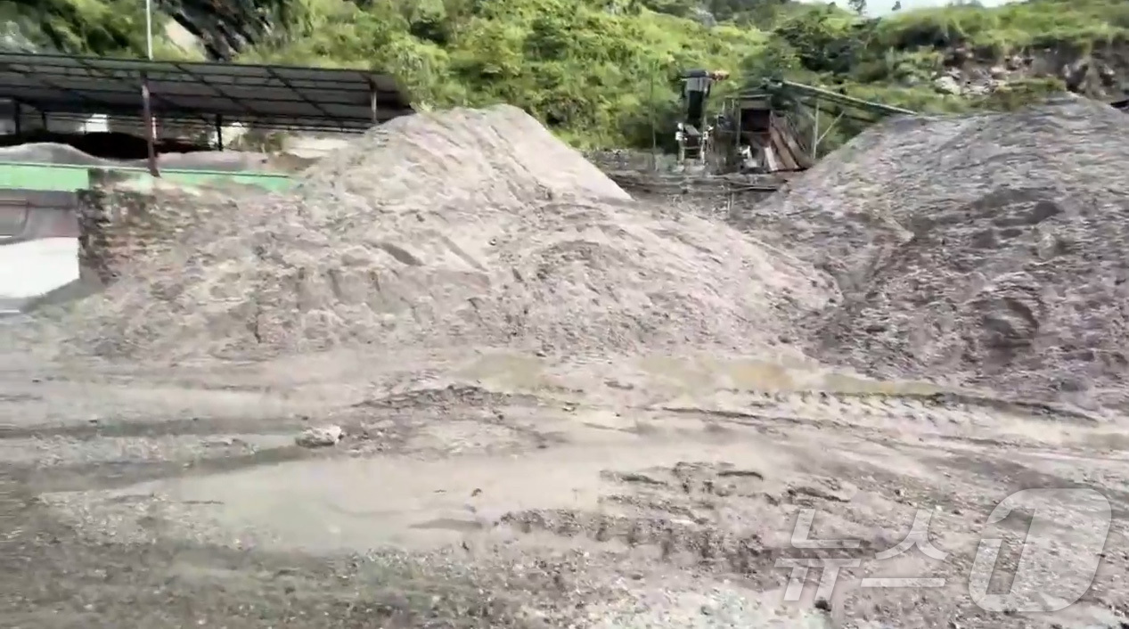 (둔체(네팔)=뉴스1) = 네팔 대규모 홍수로 연락이 두절된 한국인 9명을 수색하기 위해 파견된 정부합동신속대응팀이 1일(현지 시간) 네팔 라수와 어퍼트리슐리(UT-1) 수력발전소 …