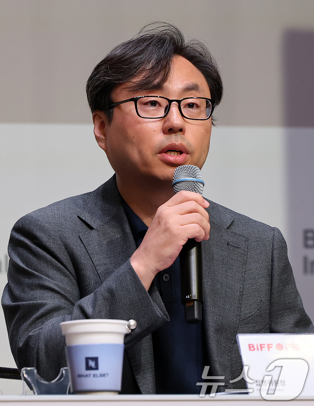 (서울=뉴스1) 김진환 기자 = 정한석 부산국제영화제 집행위원장이 1일 오후 서울 중구 대한상공회의소에서 열린 제31회 부산국제영화제 개최 기자회견에서 주요 선정작 등 세부 계획들 …
