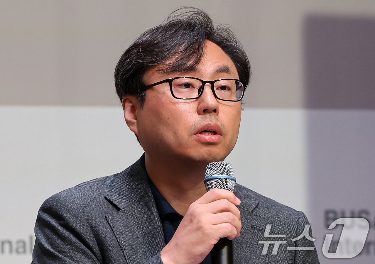 (서울=뉴스1) 김진환 기자 = 정한석 부산국제영화제 집행위원장이 1일 오후 서울 중구 대한상공회의소에서 열린 제31회 부산국제영화제 개최 기자회견에서 주요 선정작 등 세부 계획들 …