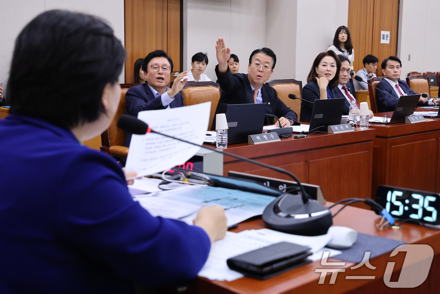 (서울=뉴스1) 신웅수 기자 = 1일 서울 여의도 국회에서 열린 법제사법위원회 전체회의에서 국민의힘 의원들이 김의겸 간사 선임의 건에 대해 반대하고 있다. 2026.9.1/뉴스1