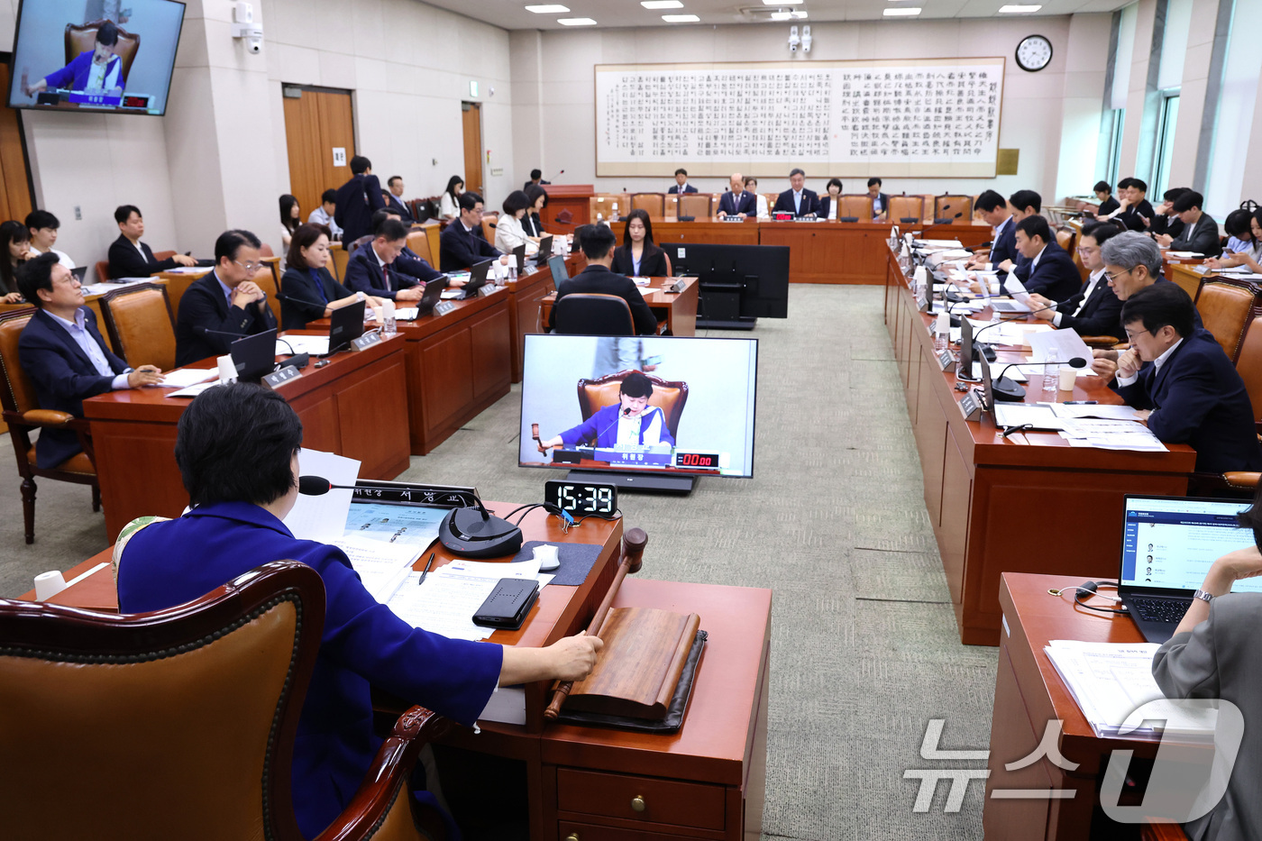(서울=뉴스1) 신웅수 기자 = 서영교 위원장이 1일 서울 여의도 국회에서 열린 법제사법위원회 전체회의에서 의사봉을 두드리고 있다. 2026.9.1/뉴스1