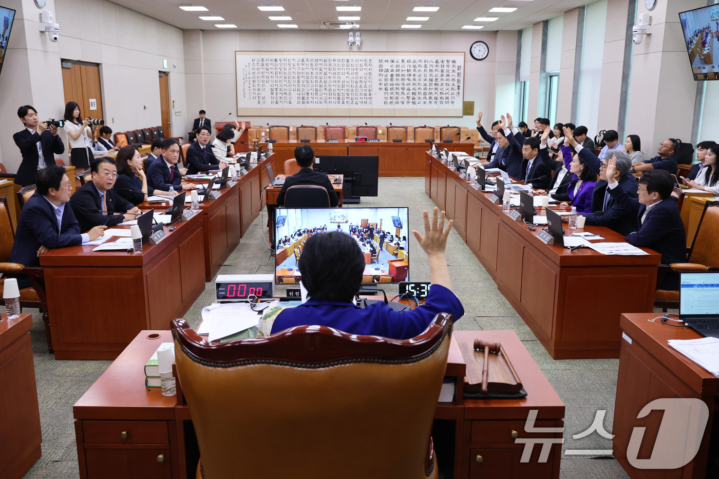 (서울=뉴스1) 신웅수 기자 = 1일 서울 여의도 국회에서 열린 법제사법위원회 전체회의에서 여야 의원들이 김의겸 간사 선임의 건에 대한 거수 투표를 하고 있다. 2026.9.1/뉴 …