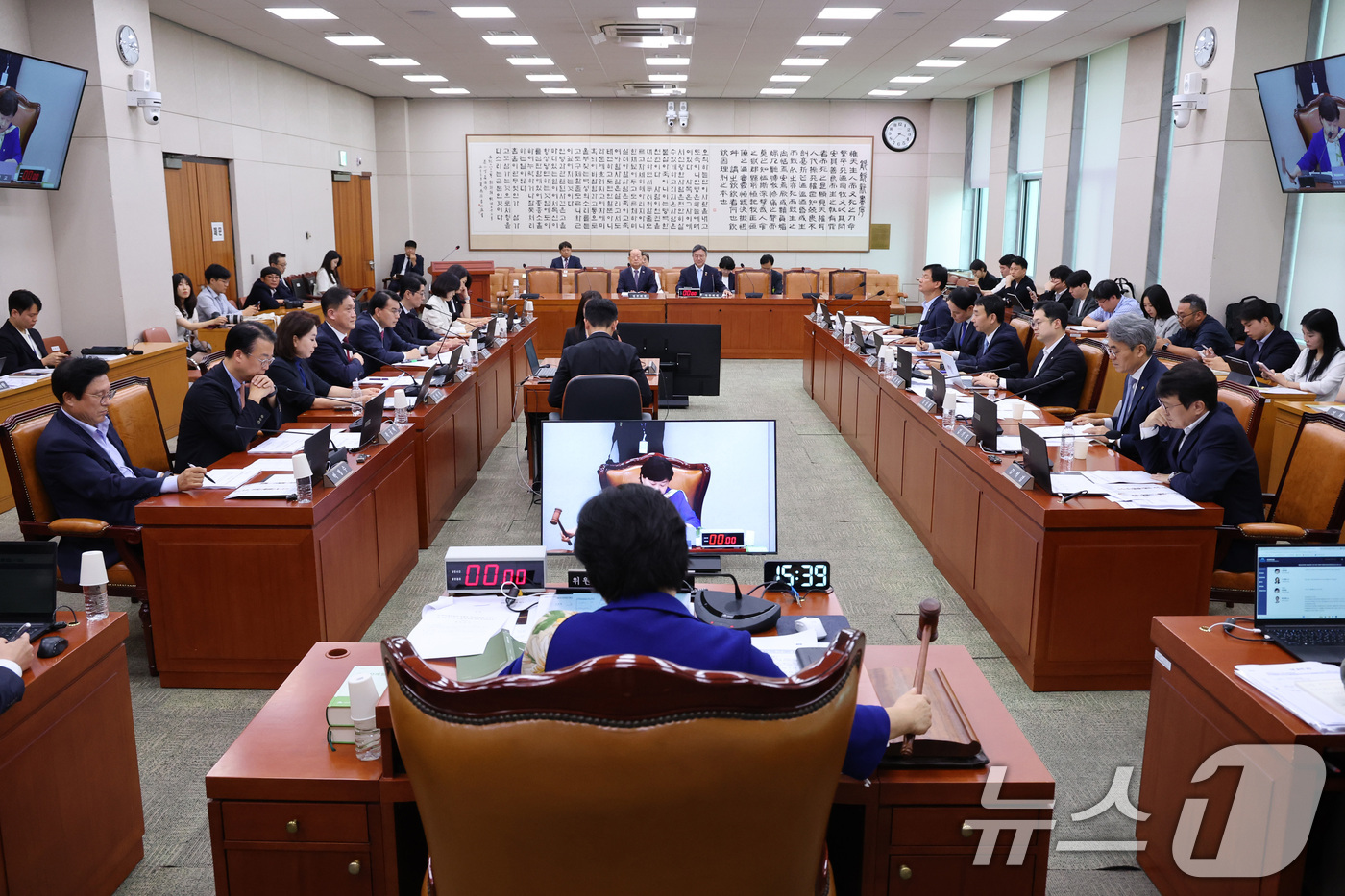 (서울=뉴스1) 신웅수 기자 = 서영교 위원장이 1일 서울 여의도 국회에서 열린 법제사법위원회 전체회의에서 의사봉을 두드리고 있다. 2026.9.1/뉴스1