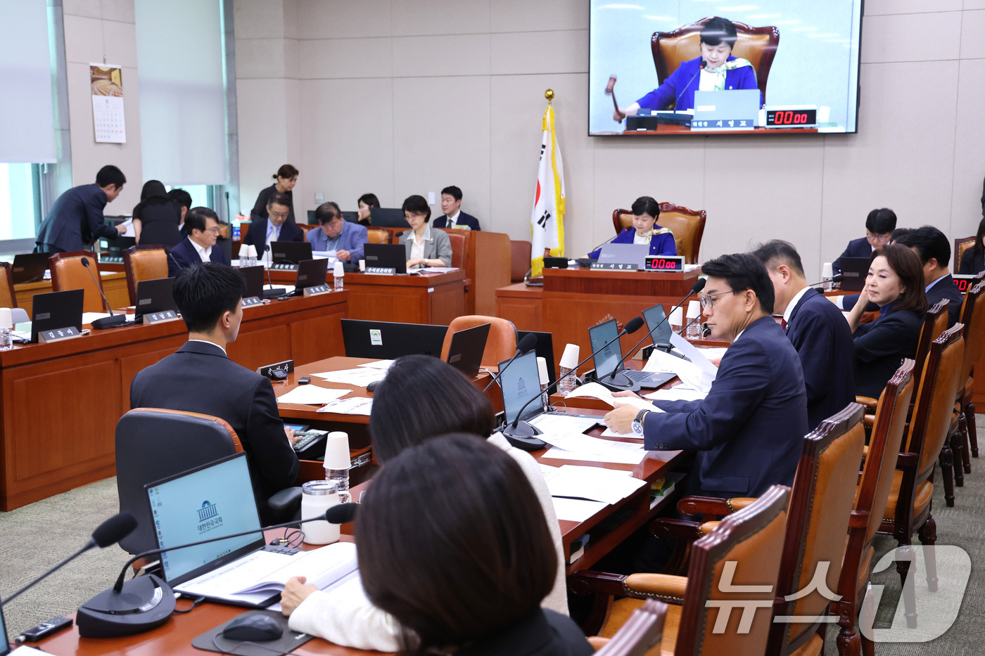 (서울=뉴스1) 신웅수 기자 = 서영교 위원장이 1일 서울 여의도 국회에서 열린 법제사법위원회 전체회의에서 의사봉을 두드리고 있다. 2026.9.1/뉴스1
