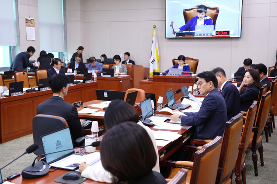 의사봉 두드리는 서영교 위원장