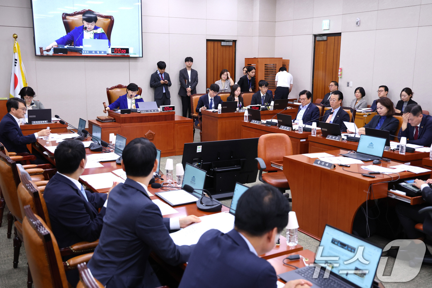 (서울=뉴스1) 신웅수 기자 = 서영교 위원장이 1일 서울 여의도 국회에서 열린 법제사법위원회 전체회의에서 의사봉을 두드리고 있다. 2026.9.1/뉴스1