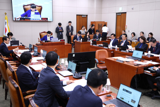 안건 상정하는 서영교 위원장