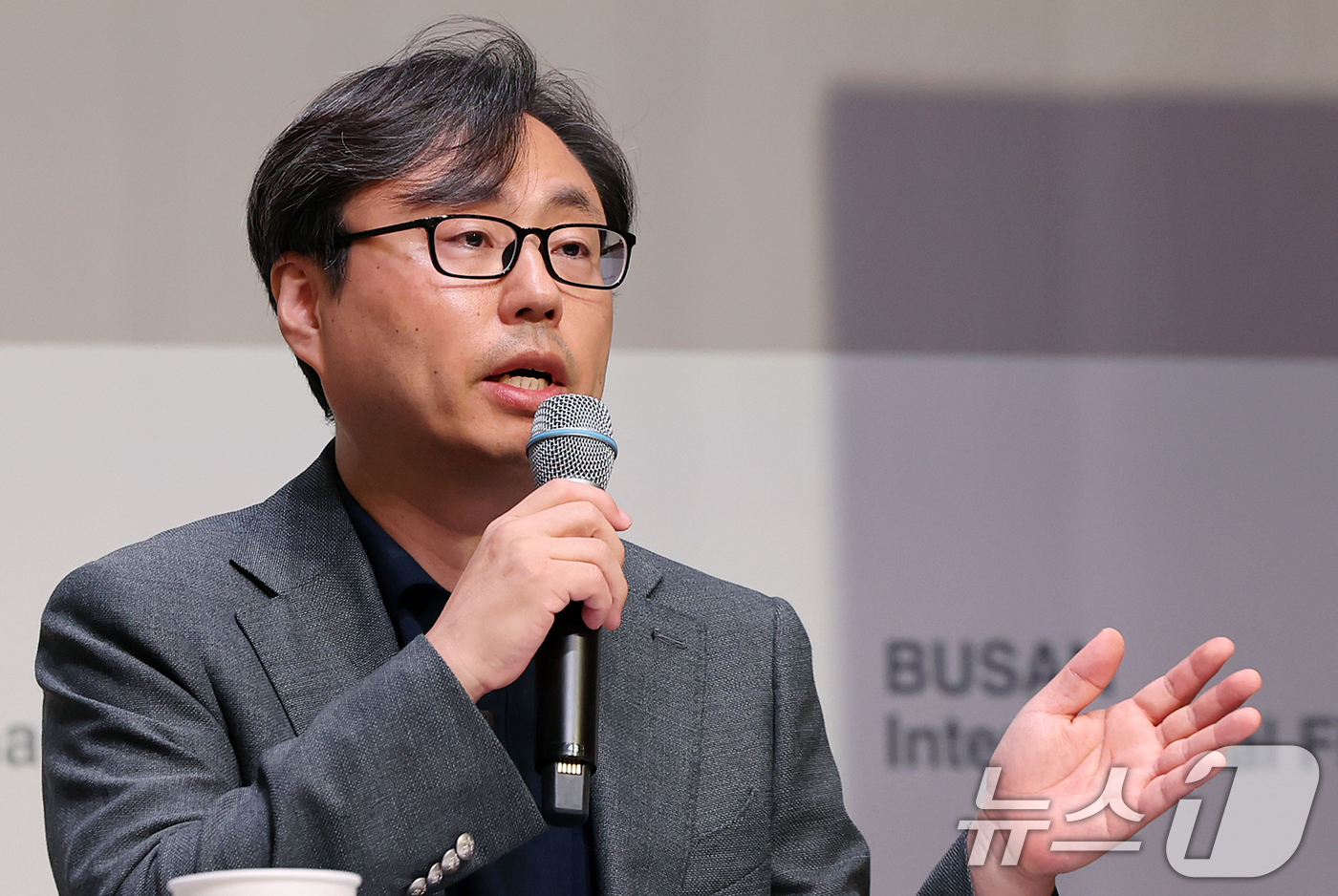 (서울=뉴스1) 김진환 기자 = 정한석 부산국제영화제 집행위원장이 1일 오후 서울 중구 대한상공회의소에서 열린 제31회 부산국제영화제 개최 기자회견에서 주요 선정작 등 세부 계획들 …