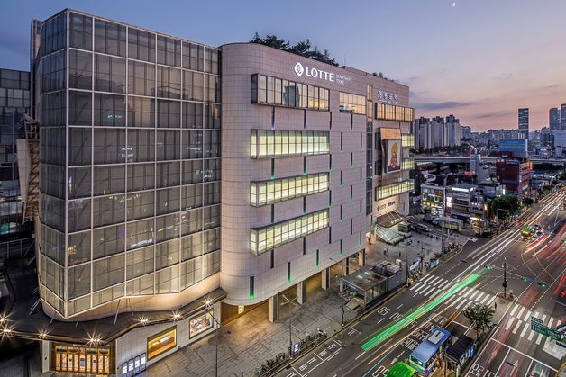 "운영권 반납 승부수 통했다"…롯데百, 영등포역 10년 더 지킨다