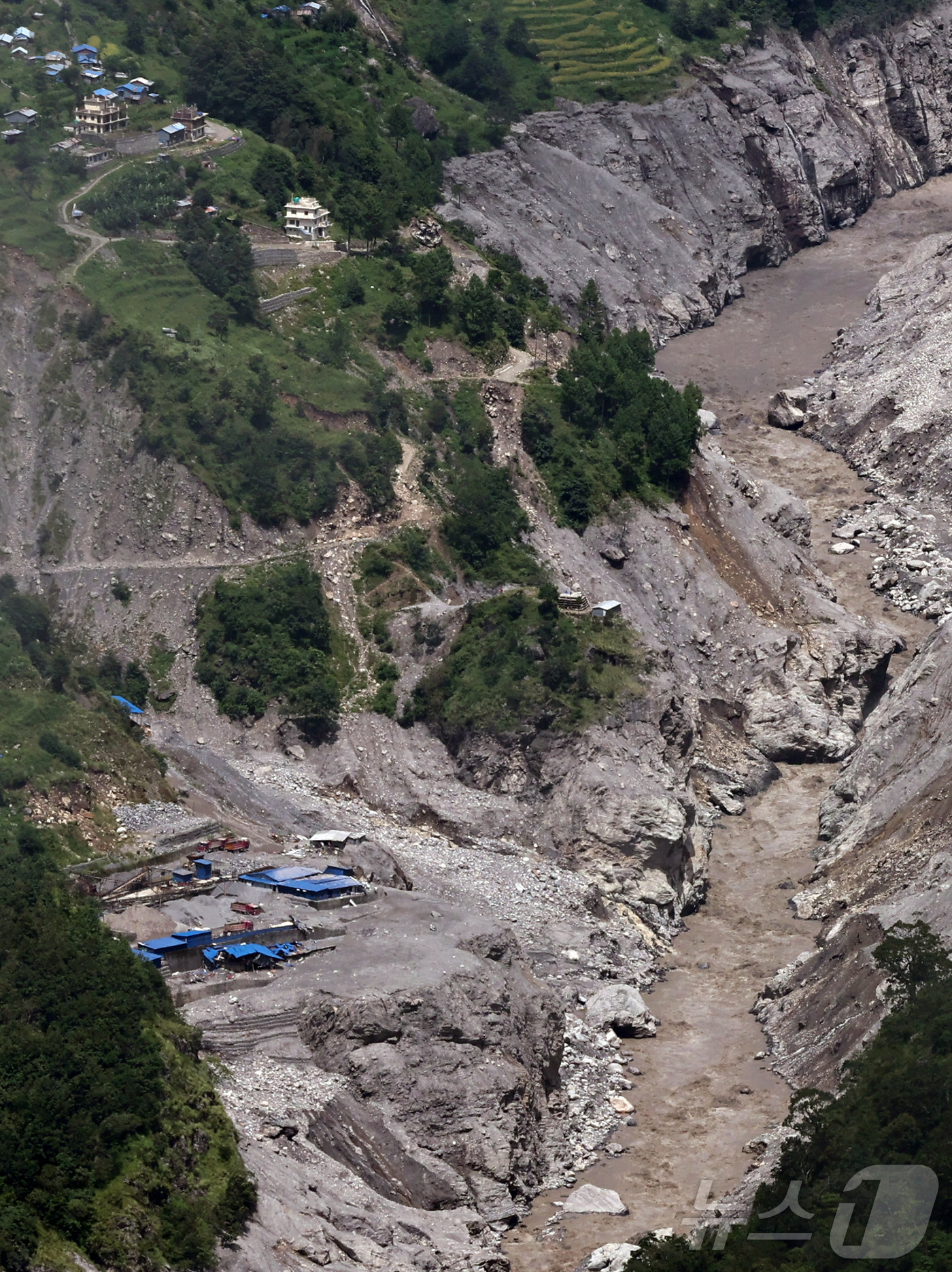 (라수와(네팔)=뉴스1) 구윤성 기자 = 1일(현지시간) 네팔 라수와 둔체 인근 한국인 수력발전소 직원들이 실종된 것으로 추정되는 위어댐 주변이 토사로 폐허가 돼 있다. 정부합동신 …