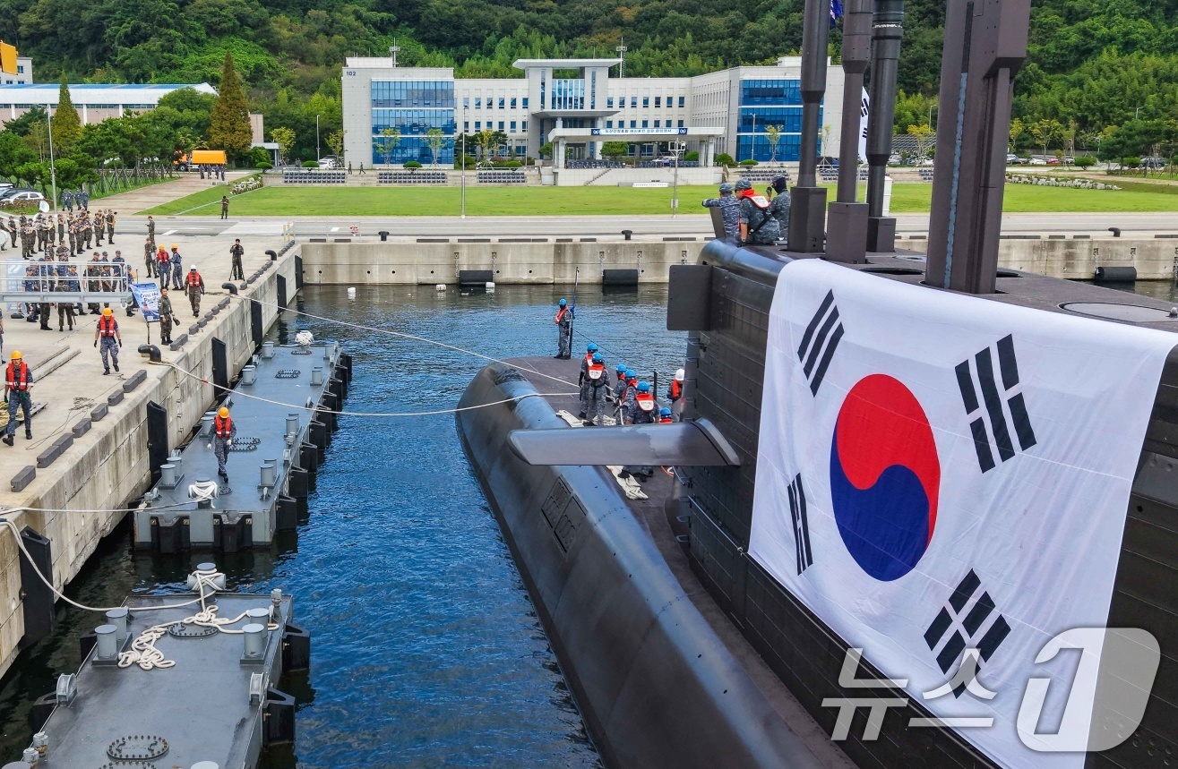 (서울=뉴스1) = 국내 기술로 독자 설계 및 건조한 3,000톤급 1번 잠수함 도산안창호함(SS-Ⅲ)이 161일간 태평양을 왕복 횡단하며 연합훈련 임무를 성공적으로 마치고 1일 …