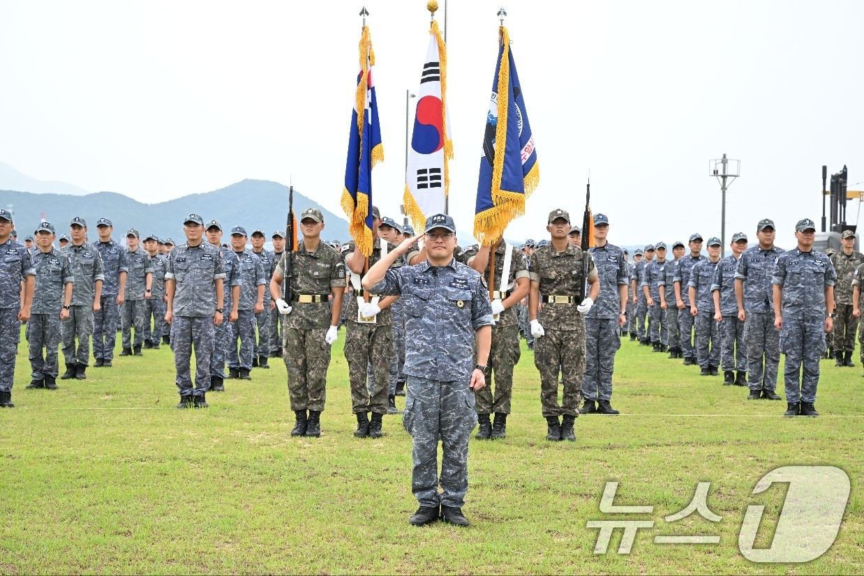 (서울=뉴스1) = 1일 오후 해군잠수함사령부 연병장에서 거행된 도산안창호함 입항 환영행사에서 승조원들이 경례를 하고 있다.국내 기술로 독자 설계 및 건조된 3,000톤급 잠수함인 …