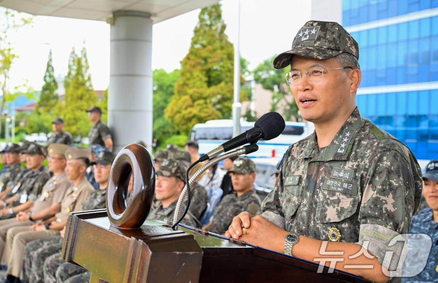 (서울=뉴스1) = 곽광섭(중장) 해군작전사령관이 1일 오후 해군잠수함사령부 연병장에서 거행된 도산안창호함 입항 환영행사에서 격려사를 하고 있다.국내 기술로 독자 설계 및 건조된 …