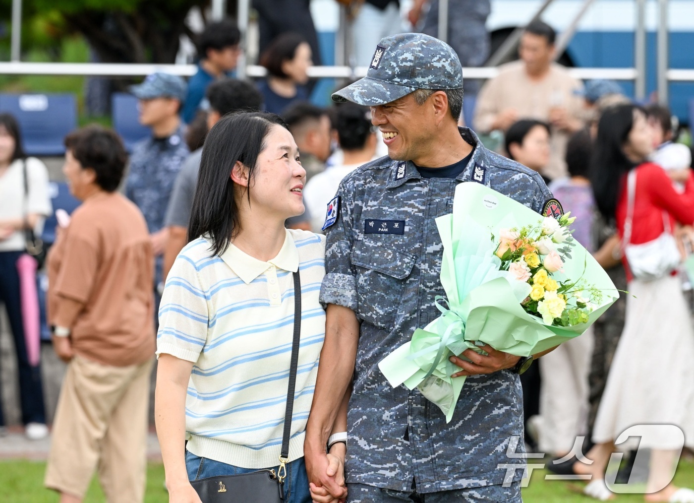 (서울=뉴스1) = 1일 오후 해군잠수함사령부에서 거행된 도산안창호함 입항 환영행사에서 도산안창호함 승조원들이 가족들과 재회의 기쁨을 나누고 있다.국내 기술로 독자 설계 및 건조된 …