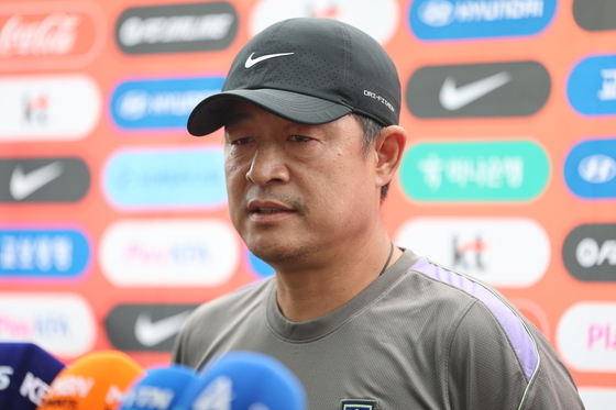 취재진 질문 답하는 이민성 감독