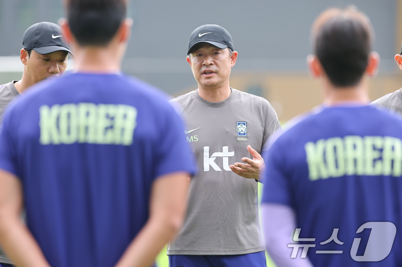 (천안=뉴스1) 김도우 기자 = 이민성 2026 아이치·나고야 아시안게임 축구대표팀 감독이 1일 충남 천안시 코리아풋볼파크에서 가진 훈련에서 선수들에게 지시를 하고 있다. 2026 …
