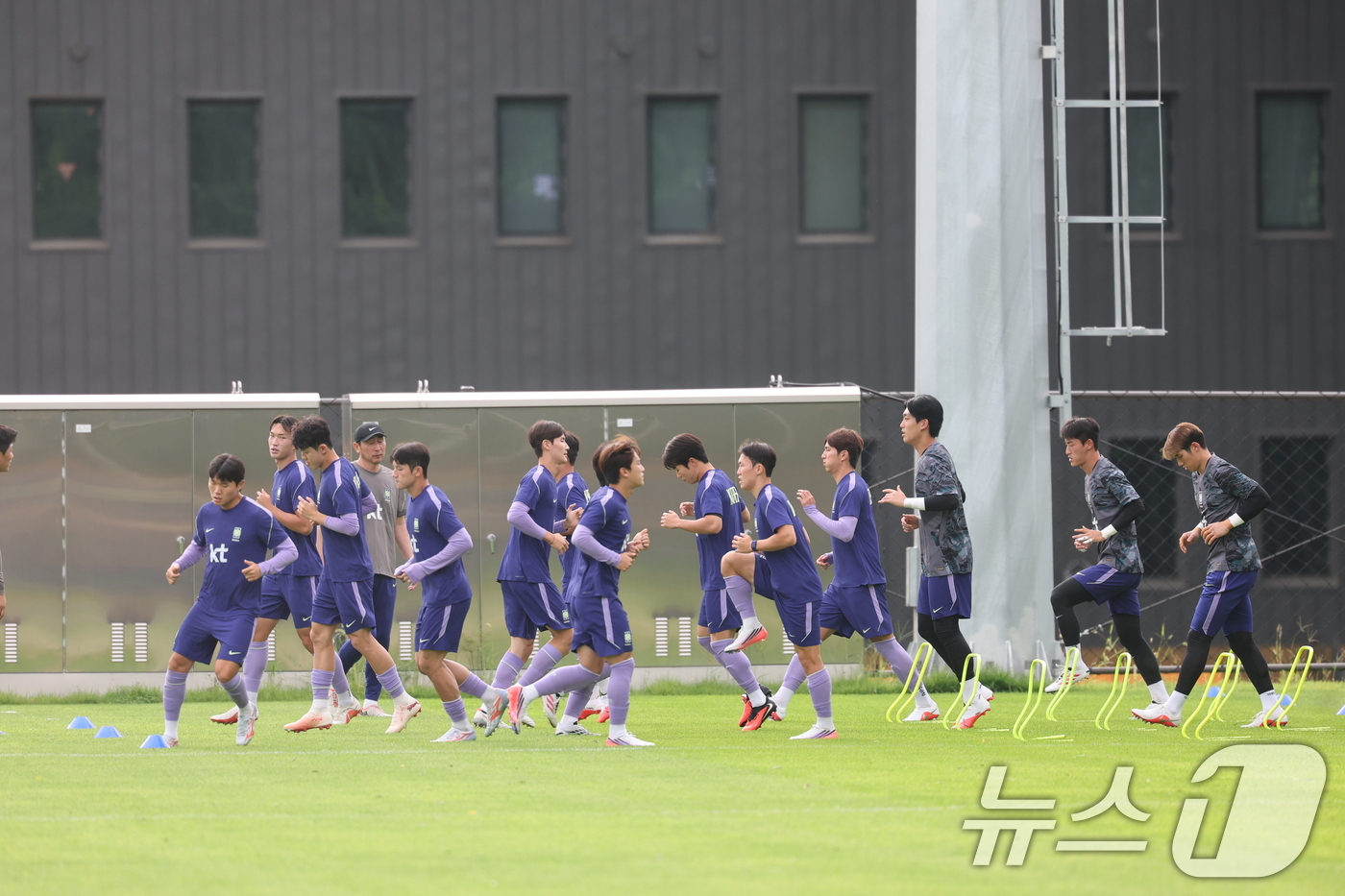 (천안=뉴스1) 김도우 기자 = 2026 아이치·나고야 아시안게임 축구대표팀 선수들이 1일 충남 천안시 코리아풋볼파크에서 훈련을 하고 있다. 2026.9.1/뉴스1