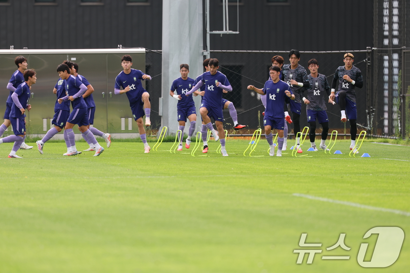 (천안=뉴스1) 김도우 기자 = 2026 아이치·나고야 아시안게임 축구대표팀 선수들이 1일 충남 천안시 코리아풋볼파크에서 훈련을 하고 있다. 2026.9.1/뉴스1
