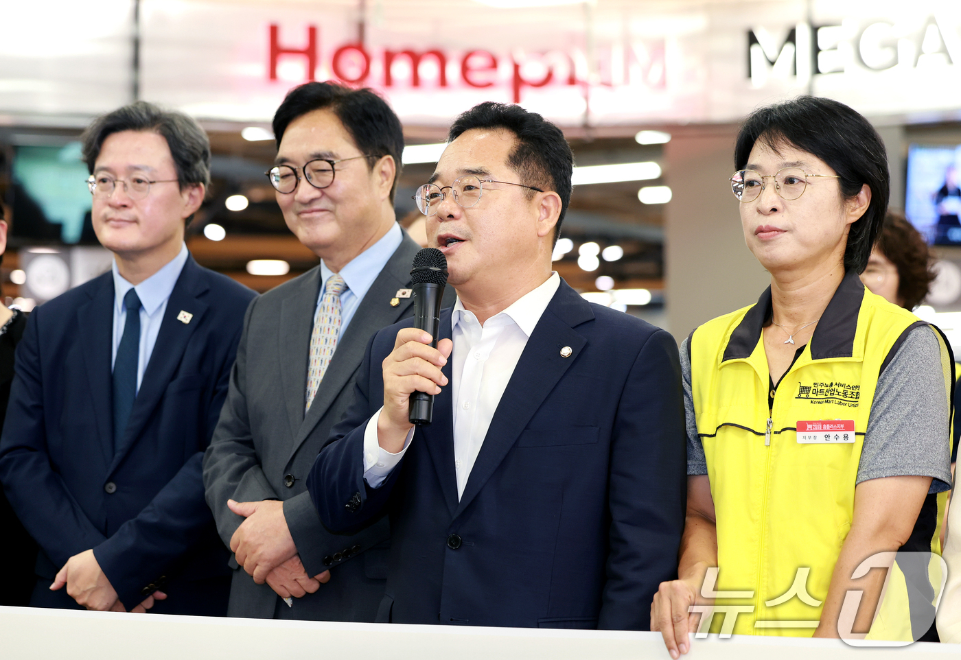 (서울=뉴스1) 이호윤 기자 = 민병덕 더불어민주당 을지로위원장이 1일 서울 영등포구 홈플러스 영등포점에서 ‘추석맞이 홈플러스 살리는 장보기 캠페인’에서 발언하고 있다. 2026. …