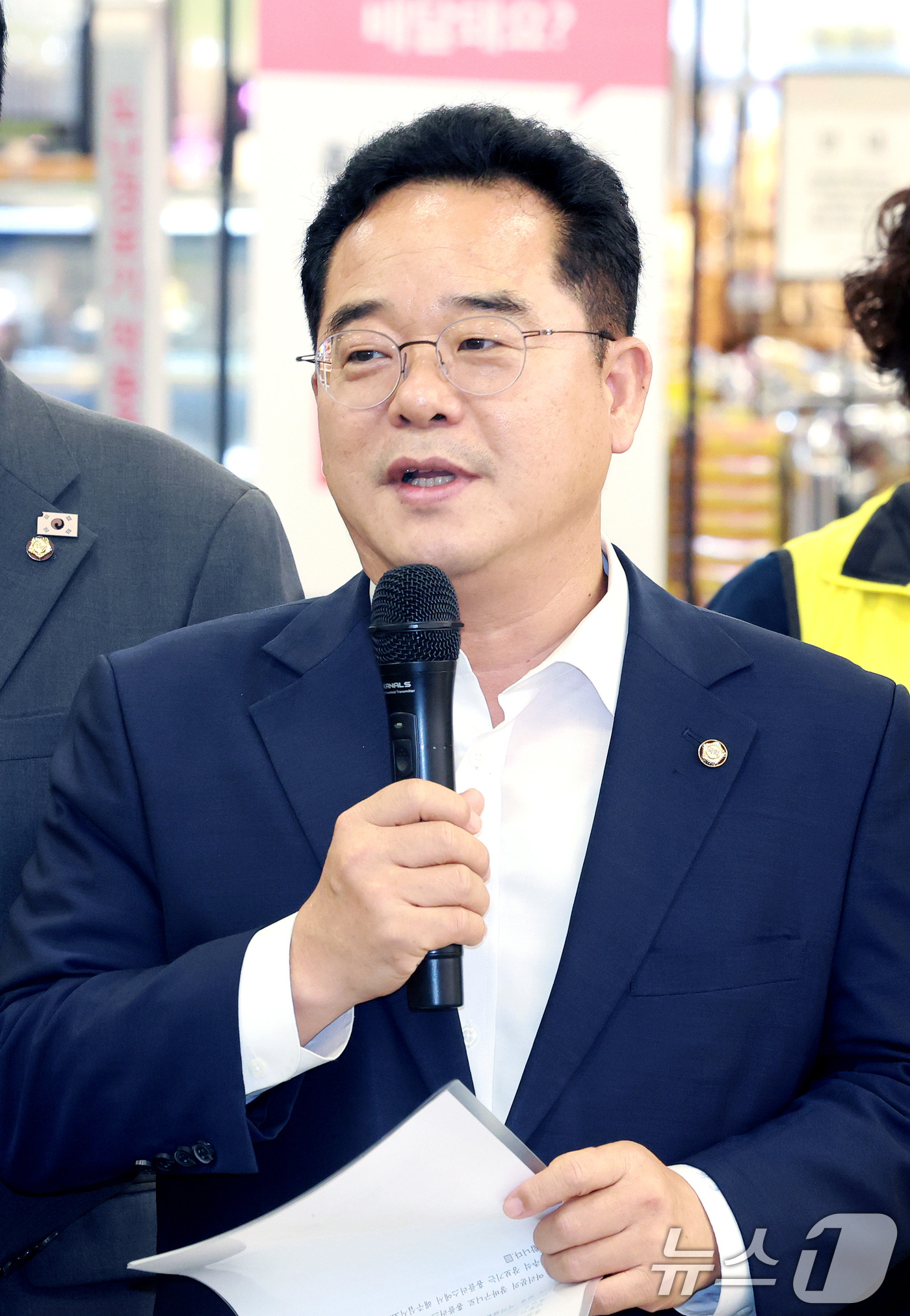 (서울=뉴스1) 이호윤 기자 = 민병덕 더불어민주당 을지로위원장이 1일 서울 영등포구 홈플러스 영등포점에서 ‘추석맞이 홈플러스 살리는 장보기 캠페인’에서 발언하고 있다. 2026. …
