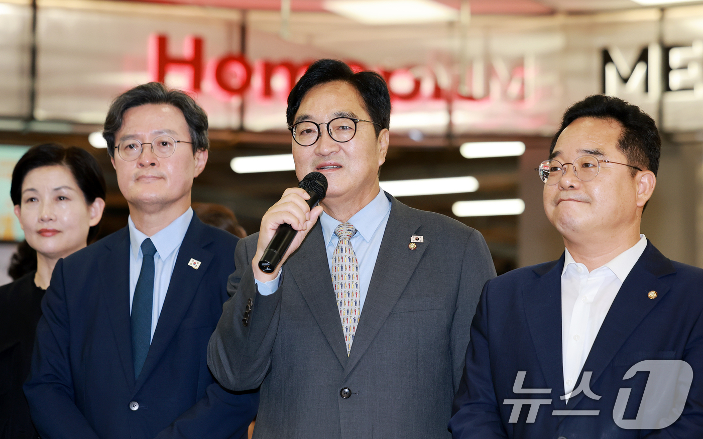 (서울=뉴스1) 이호윤 기자 = 우원식 전 국회의장이 1일 서울 영등포구 홈플러스 영등포점에서 ‘추석맞이 홈플러스 살리는 장보기 캠페인’에서 발언하고 있다. 2026.9.1/뉴스1 …