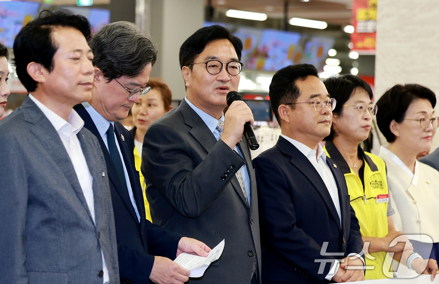 (서울=뉴스1) 이호윤 기자 = 우원식 전 국회의장이 1일 서울 영등포구 홈플러스 영등포점에서 ‘추석맞이 홈플러스 살리는 장보기 캠페인’에서 발언하고 있다. 2026.9.1/뉴스1 …