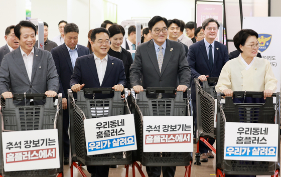 장보러 가는 우원식 전 국회의장과 민병덕 을지로위원장
