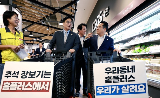 장보며 대화하는 우원식 전 국회의장과 민병덕 을지로위원장