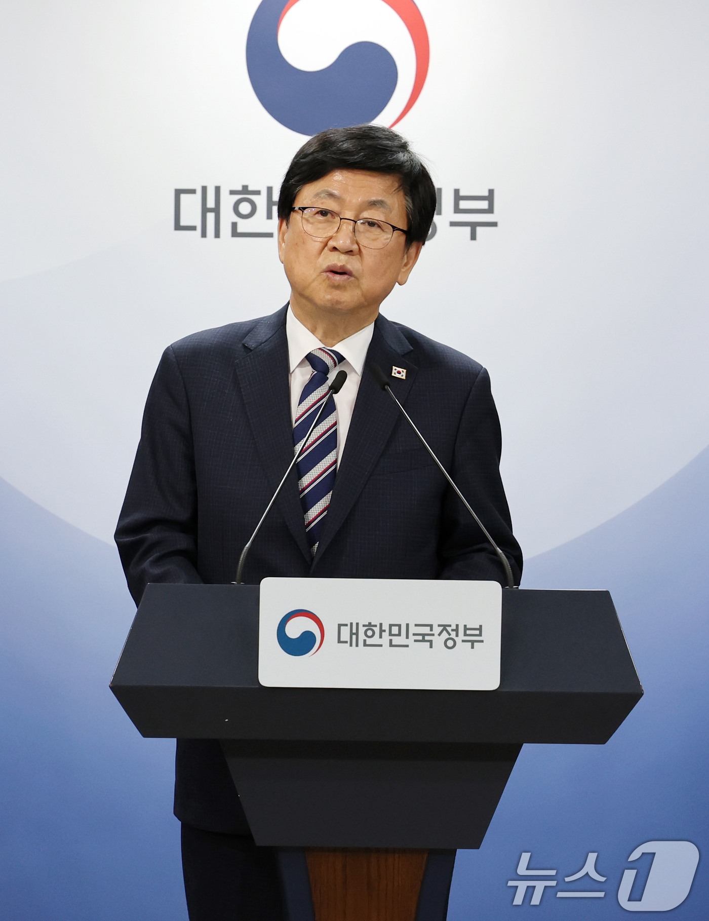 (서울=뉴스1) 이종덕 기자 = 최교진 교육부 장관이 1일 서울 종로구 정부서울청사에서 거점국립대 패키지 지원대학 선정 결과를 발표하고 있다. 이날 지방 거점국립대학으로 부산대, …