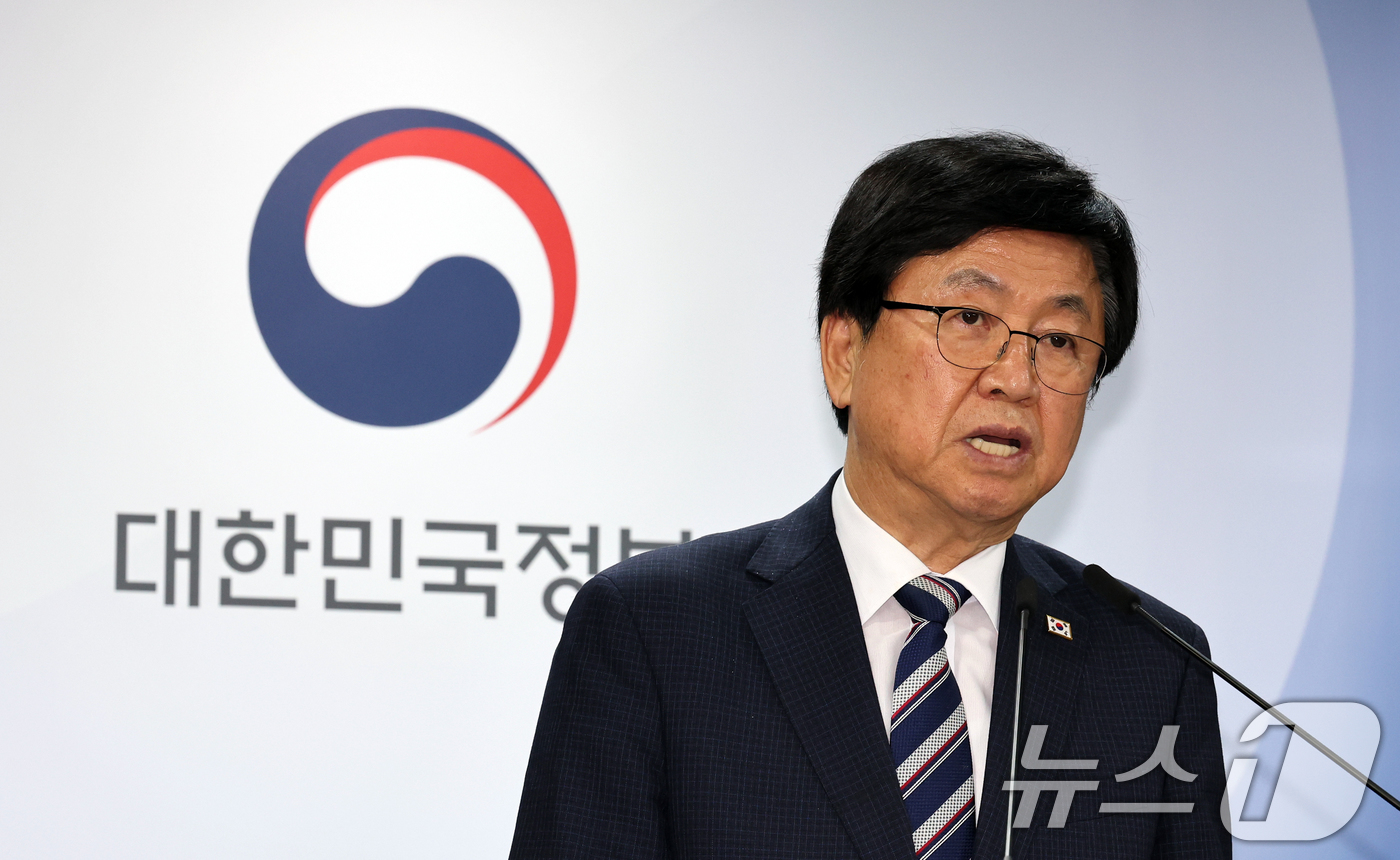 (서울=뉴스1) 이종덕 기자 = 최교진 교육부 장관이 1일 서울 종로구 정부서울청사에서 거점국립대 패키지 지원대학 선정 결과를 발표하고 있다. 이날 지방 거점국립대학으로 부산대, …
