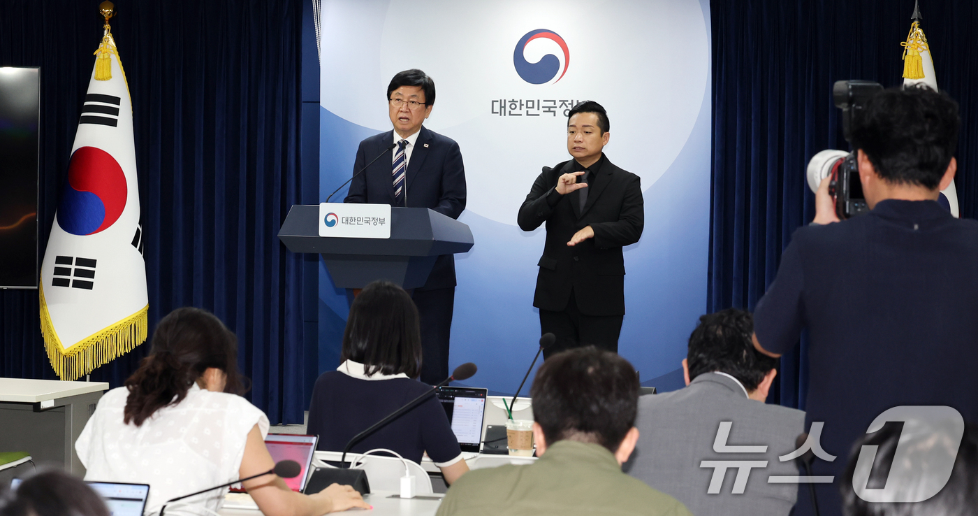 (서울=뉴스1) 이종덕 기자 = 최교진 교육부 장관이 1일 서울 종로구 정부서울청사에서 거점국립대 패키지 지원대학 선정 결과를 발표하고 있다. 이날 지방 거점국립대학으로 부산대, …