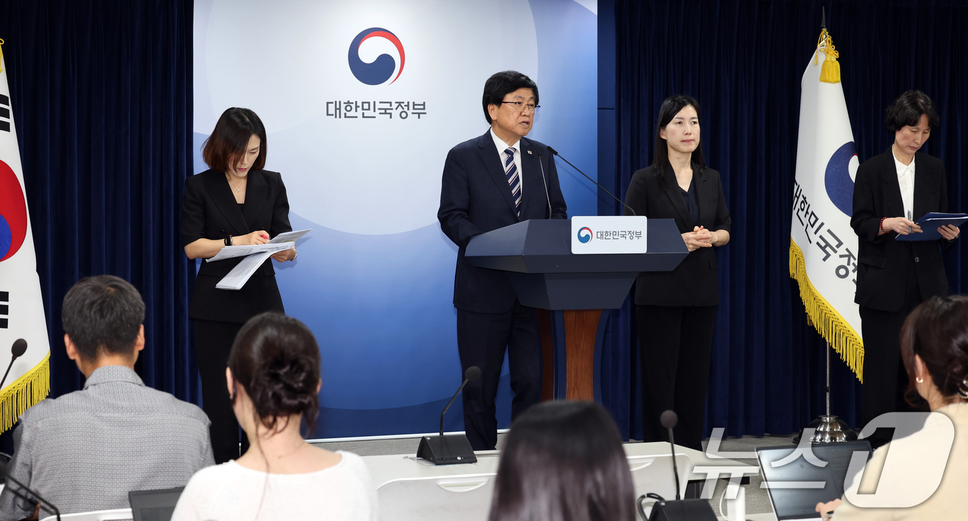 (서울=뉴스1) 이종덕 기자 = 최교진 교육부 장관이 1일 서울 종로구 정부서울청사에서 거점국립대 패키지 지원대학 선정 결과를 발표하고 있다. 이날 지방 거점국립대학으로 부산대, …