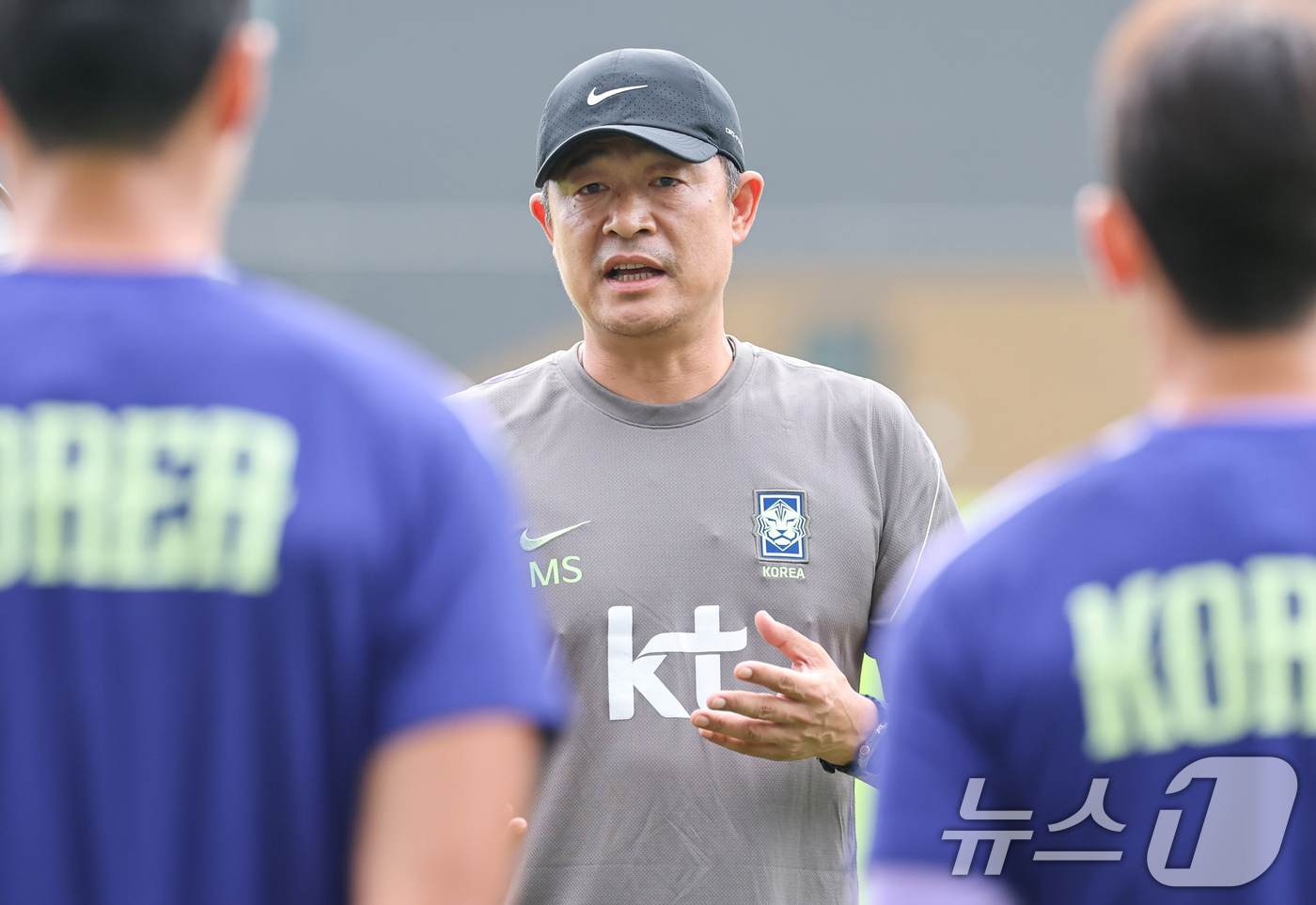 (천안=뉴스1) 김도우 기자 = 이민성 2026 아이치·나고야 아시안게임 축구대표팀 감독이 1일 충남 천안시 코리아풋볼파크에서 선수들과 대화하고 있다. 2026.9.1/뉴스1