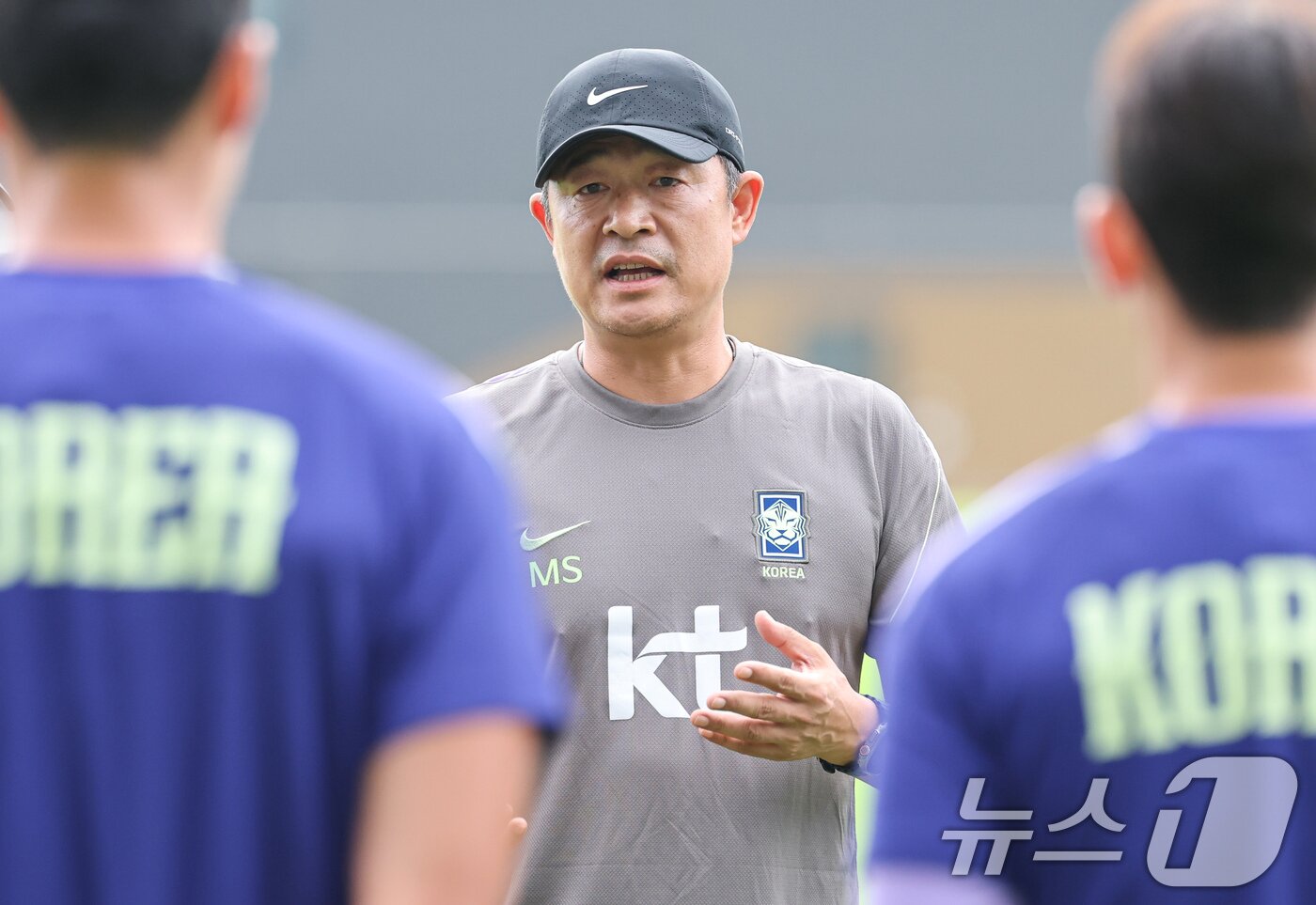 본문 이미지 - 이민성 2026 아이치·나고야 아시안게임 축구대표팀 감독이 1일 충남 천안시 코리아풋볼파크에서 선수들과 대화하고 있다. 2026.9.1 ⓒ 뉴스1 김도우 기자