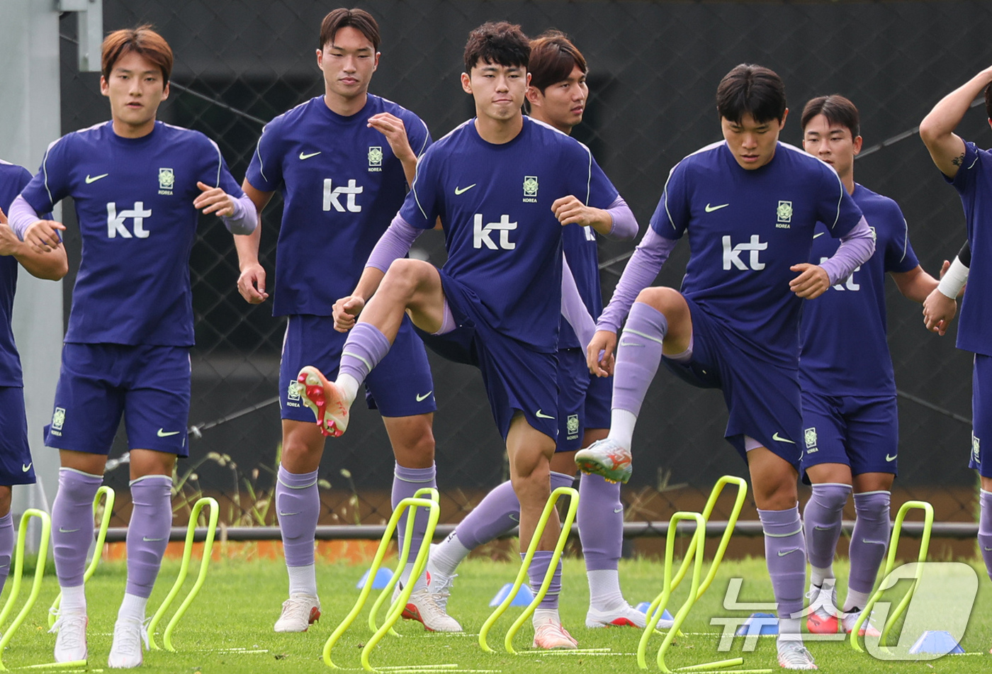 (천안=뉴스1) 김도우 기자 = 이기혁 등 2026 아이치·나고야 아시안게임 축구대표팀 선수들이 1일 충남 천안시 코리아풋볼파크에서 훈련을 하고 있다. 2026.9.1/뉴스1