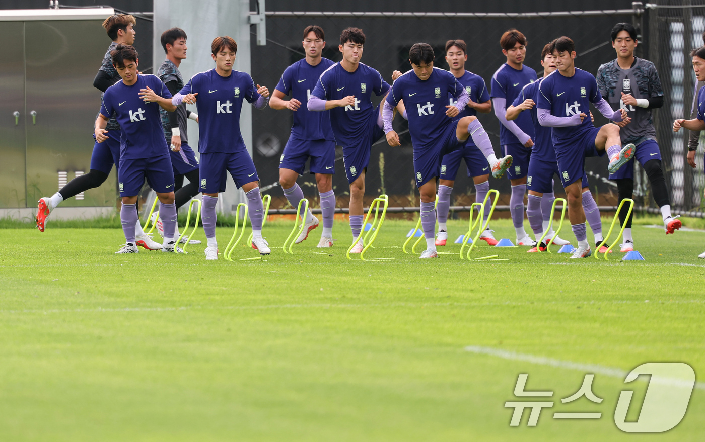 (천안=뉴스1) 김도우 기자 = 2026 아이치·나고야 아시안게임 축구대표팀 선수들이 1일 충남 천안시 코리아풋볼파크에서 훈련을 하고 있다. 2026.9.1/뉴스1