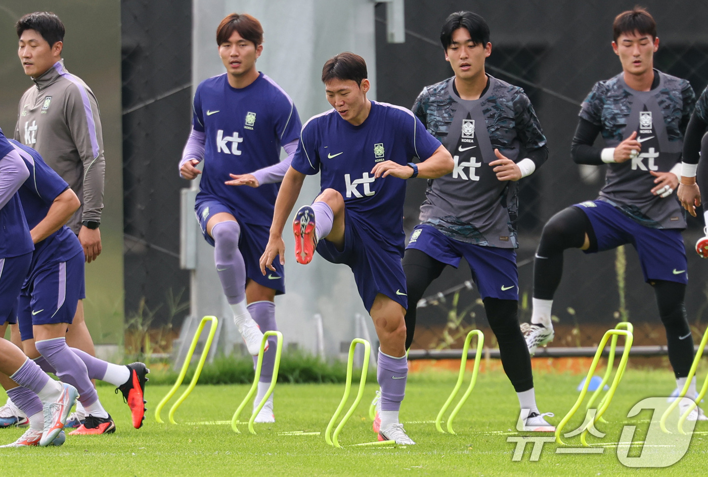 (천안=뉴스1) 김도우 기자 = 강상윤 등 2026 아이치·나고야 아시안게임 축구대표팀 선수들이 1일 충남 천안시 코리아풋볼파크에서 훈련을 하고 있다. 2026.9.1/뉴스1