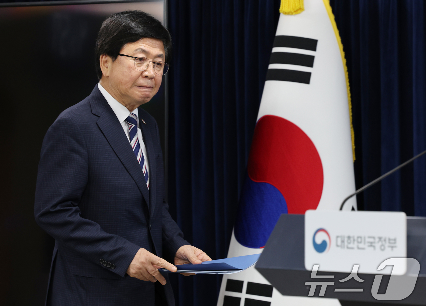 (서울=뉴스1) 이종덕 기자 = 최교진 교육부 장관이 1일 서울 종로구 정부서울청사에서 거점국립대 패키지 지원대학 선정 결과를 발표하기 위해 입장하고 있다. 이날 지방 거점국립대학 …