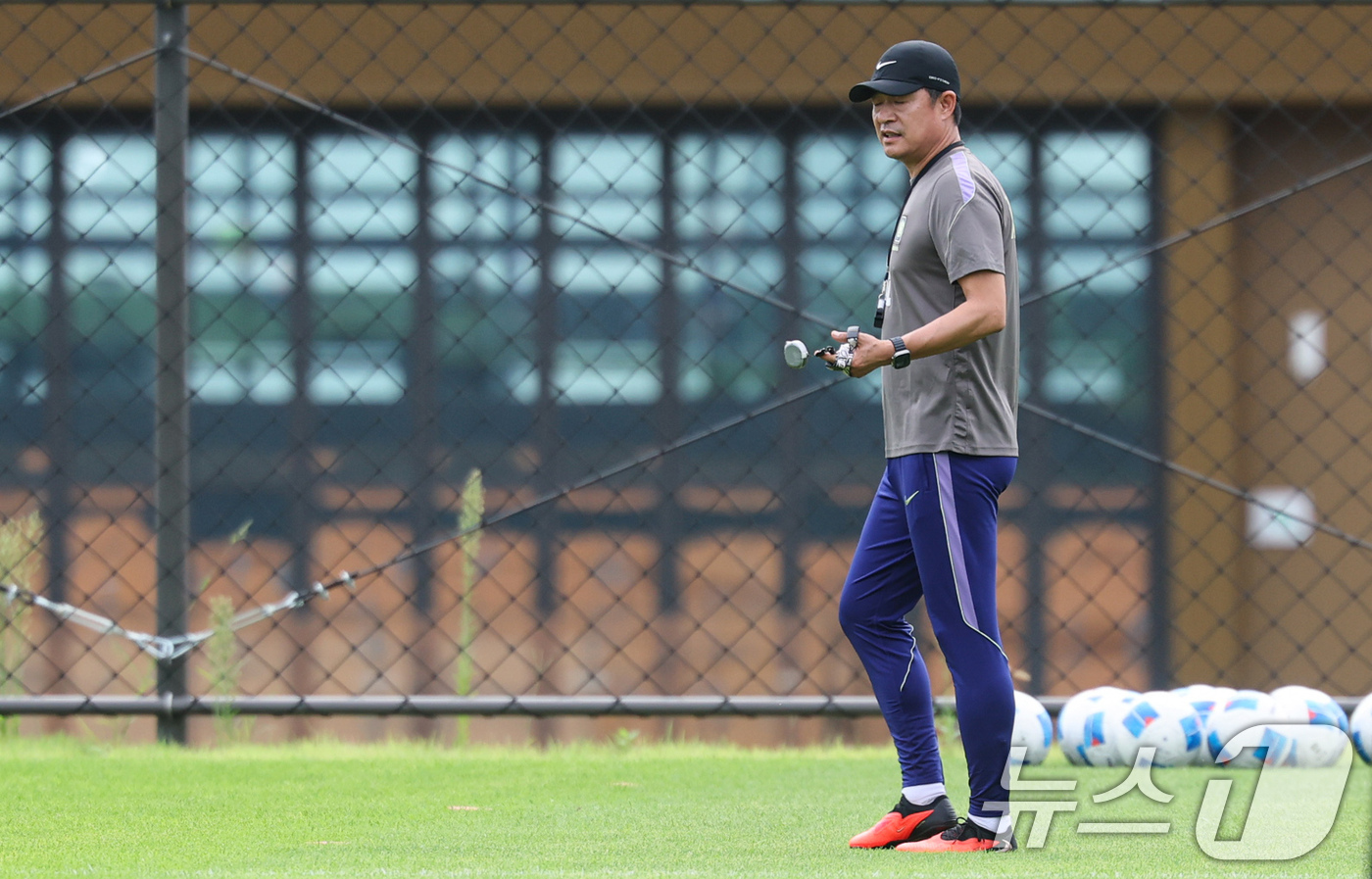 (천안=뉴스1) 김도우 기자 = 이민성 2026 아이치·나고야 아시안게임 축구대표팀 감독이 1일 충남 천안시 코리아풋볼파크에서 훈련하는 선수들을 지켜보고 있다. 2026.9.1/뉴 …