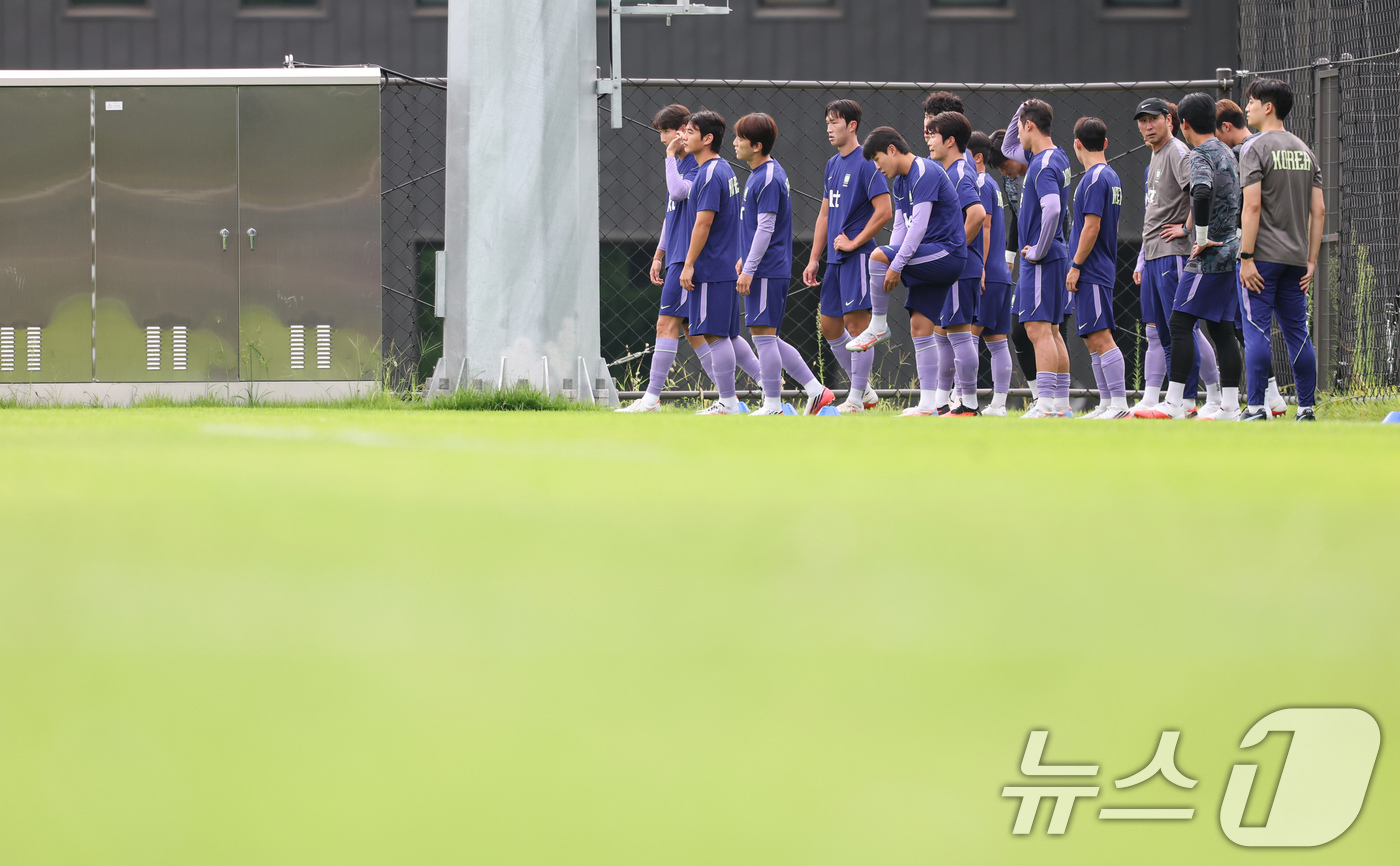 (천안=뉴스1) 김도우 기자 = 2026 아이치·나고야 아시안게임 축구대표팀 선수들이 1일 충남 천안시 코리아풋볼파크에서 훈련을 하고 있다. 2026.9.1/뉴스1
