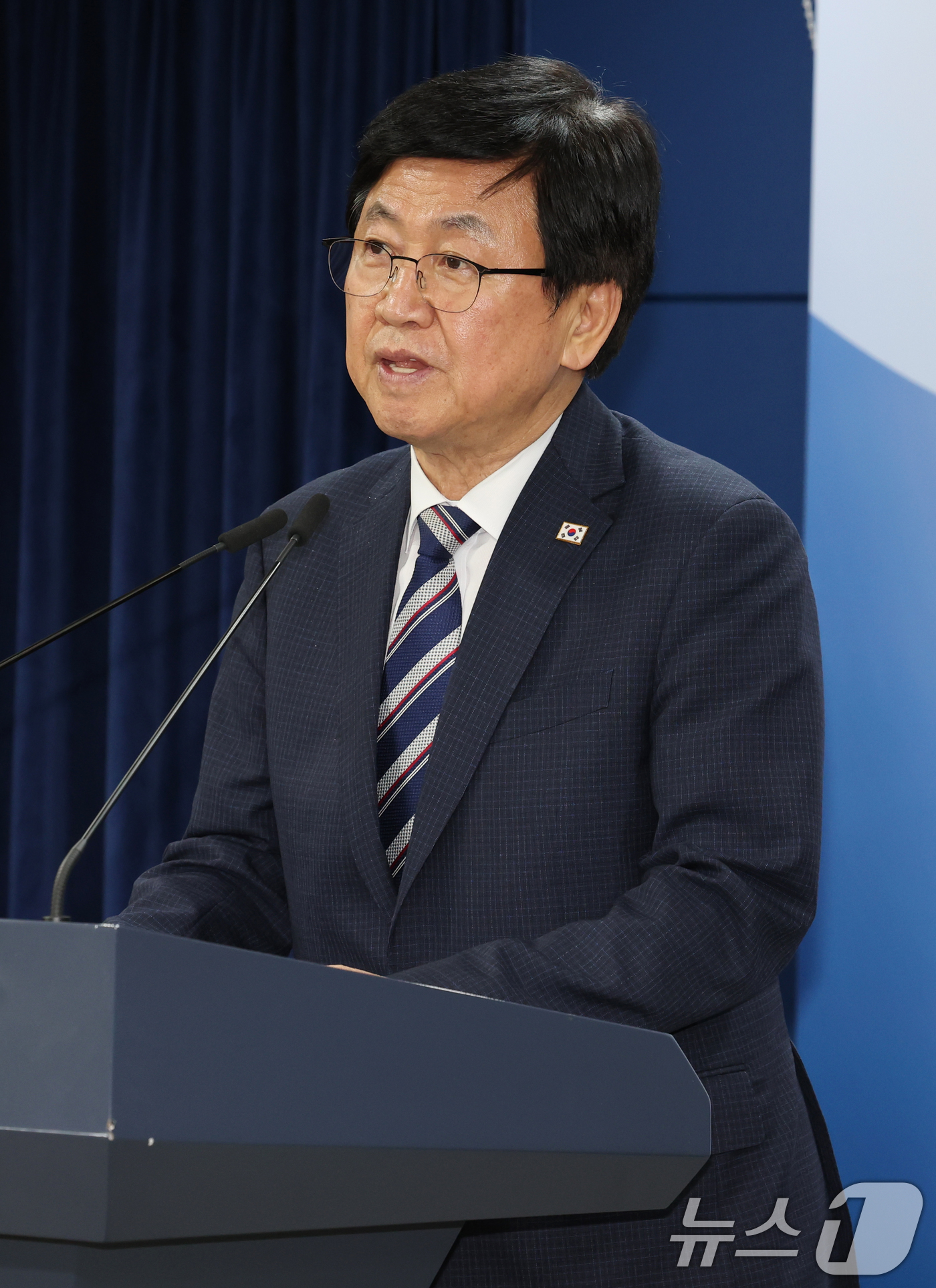 (서울=뉴스1) 이종덕 기자 = 최교진 교육부 장관이 1일 서울 종로구 정부서울청사에서 거점국립대 패키지 지원대학 선정 결과를 발표하고 있다. 이날 지방 거점국립대학으로 부산대, …