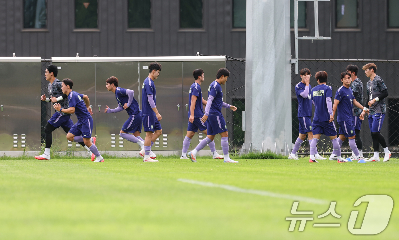 (천안=뉴스1) 김도우 기자 = 2026 아이치·나고야 아시안게임 축구대표팀 선수들이 1일 충남 천안시 코리아풋볼파크에서 훈련을 하고 있다. 2026.9.1/뉴스1