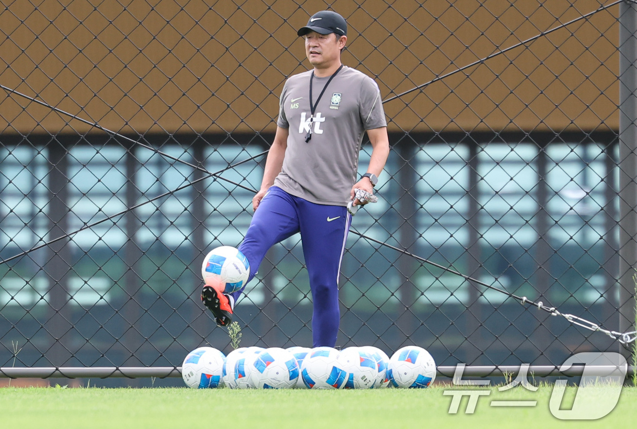 (천안=뉴스1) 김도우 기자 = 이민성 2026 아이치·나고야 아시안게임 축구대표팀 감독이 1일 충남 천안시 코리아풋볼파크에서 훈련하는 선수들을 지켜보고 있다. 2026.9.1/뉴 …