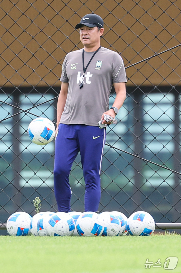 (천안=뉴스1) 김도우 기자 = 이민성 2026 아이치·나고야 아시안게임 축구대표팀 감독이 1일 충남 천안시 코리아풋볼파크에서 훈련하는 선수들을 지켜보고 있다. 2026.9.1/뉴 …