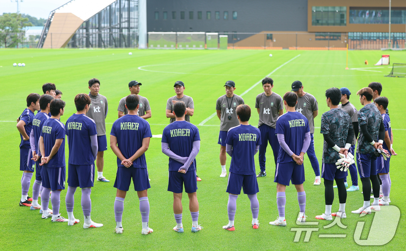 (천안=뉴스1) 김도우 기자 = 이민성 2026 아이치·나고야 아시안게임 축구대표팀 감독이 1일 충남 천안시 코리아풋볼파크에서 선수들과 대화하고 있다. 2026.9.1/뉴스1