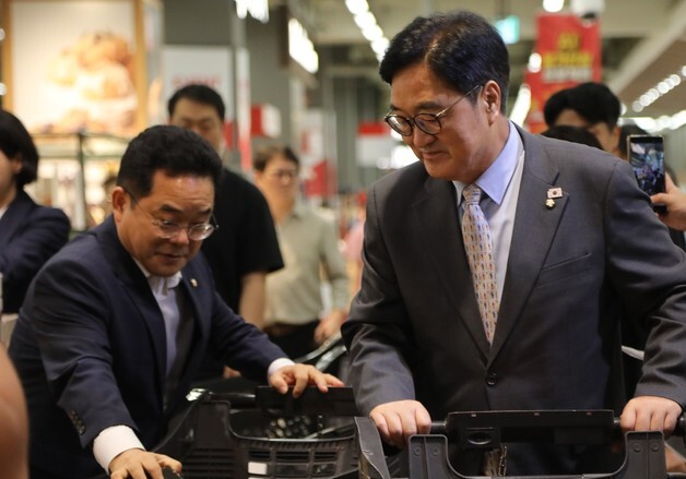 과일 담는 우원식 전 국회의장과 민병덕 을지로위원장